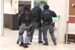 Esercitazione antiterrorismo al centro commerciale