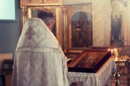 Prete esorcista ai domiciliari a Rovigo