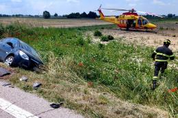 Auto nel fossato dopo il frontale: tre feriti gravi