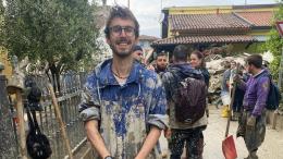 Va a spalare in Romagna, lo licenziano