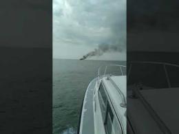Salvati dalle fiamme in mezzo al mare