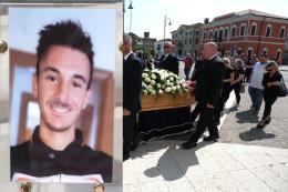L'ultimo saluto a Fabio, "ragazzo d'oro"