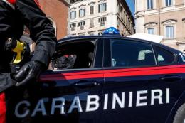 Ragazzina violentata e picchiata davanti agli amici (che non intervengono)