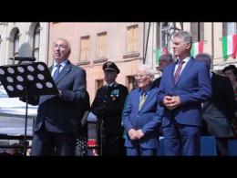Un lungo tricolore in piazza per celebrare la Repubblica