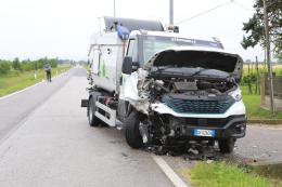Scontro tra auto e camion rifiuti, mezzi distrutti