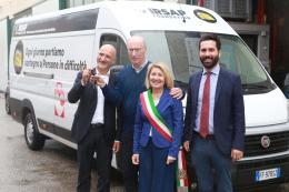 Un furgone attrezzato per gli Empori della solidarietà