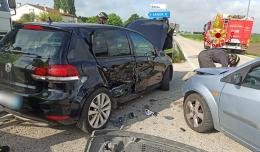 Schianto tra due auto, dentro una mamma in attesa
