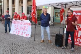 Iras, lavoratori in piazza: “Vogliamo risposte e certezze”