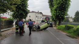 Auto cappottata davanti al Castello