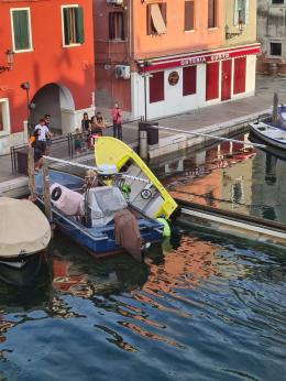 Parcheggia la barca sul Baby Mose la paratia si alza e la rovescia 