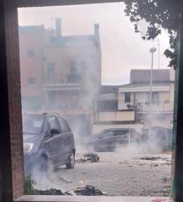 Appiccano il fuoco agli scatoloni di carta 