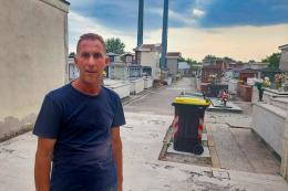 "Rubano tra le tombe, spariscono vasi e fiori"