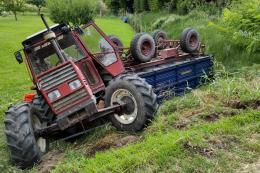 Il trattore vola fuori strada