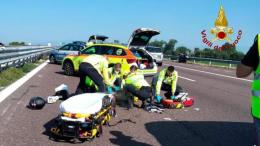 Si schiantano con lo scooter in A4, grave un rodigino