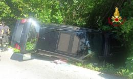 Auto finisce su un fianco dopo lo schianto