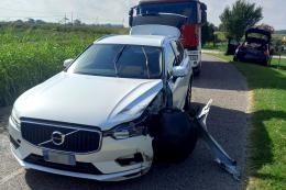 Auto distrutte, recinzione abbattuta: chiusa la strada per selva