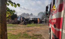 Rogo nell'azienda, bruciano i trattori