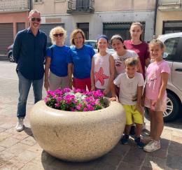 Posati i fiori donati da Divertilandia