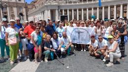 Papa Francesco saluta il gruppo San Mauro