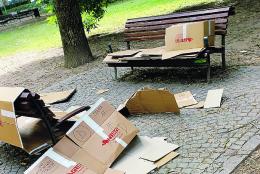 I giardini sono il regno di bivacchi e sporcizia
