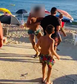 Choc in spiaggia, accoltellato un minorenne