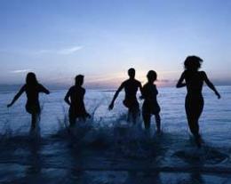 Fanno il bagno di notte, derubati