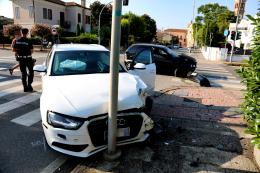 Schianto e paura all'incrocio, un ferito