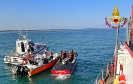 Si rovesciano col barchino, li salvano le barche di passaggio