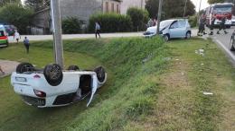 Frontale: un'auto nel fosso e una contro un palo. Due feriti.