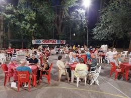 Al torneo di carte a vincere è la parrocchia