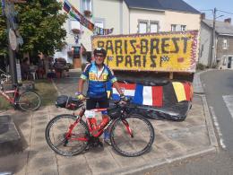 In bici per 88 ore: Oscar a 78 anni conquista Parigi