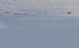 Sulla spiaggia un messaggio contro Papa Francesco