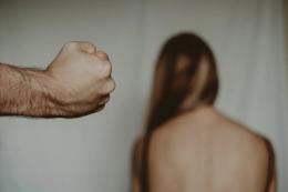 Picchia la ex davanti alla figlia: arrestato