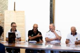 Sette mari ricordano il comandante