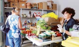Alla mensa dei poveri: "Aiutiamo tutti"