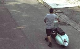 Entra in Ztl spingendo la Vespa: multato lo stesso. Paga 75 euro
