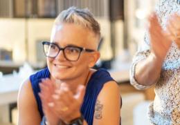 Insultano l'assessore dal palco davanti al figlio