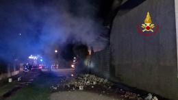 Trattori distrutti nel rogo in azienda