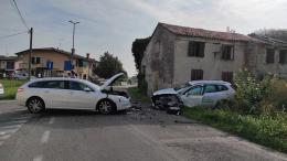Frontale tra due auto, distrutte
