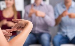 Commercianti a scuola di lingua dei segni