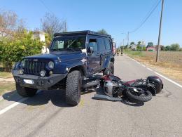 Paura per un centauro, si schianta contro un fuoristrada