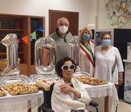 Nonna Armida spegne 101 candeline, festa all'Iras