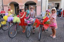 La pedalata "Fancy" colora il centro cittadino