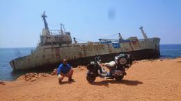 In capo al mondo, solo lui e la sua Vespa