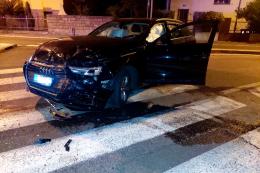 Auto in contromano, schianto e terrore alla rotatoria