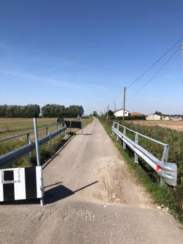 Delirio vandalico sul ponte chiuso: divelto il palo del divieto