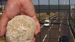Corriera in corsa colpita da un sasso