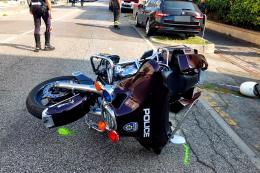 Auto contro moto, centauro ferito