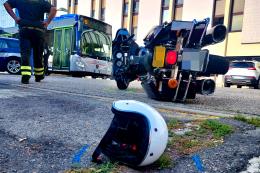 Auto contro moto, centauro ferito