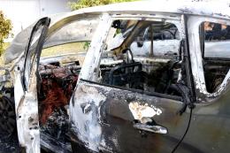 Auto divorate dalle fiamme, paura in centro